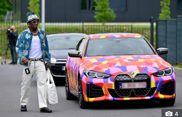미키 바추아이(28)가 무지개빛처럼 형형색색으로 도색된 BMW 승용차를 타고 벨기에 대표팀 훈련장에 나타났다. 사진｜더선 캡처