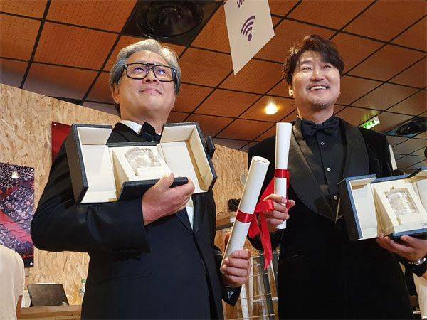 75회 칸 영화제에서 '헤어질 결심'으로 감독상을 수상한 박찬욱과 '브로커'로 남우주연상을 수상한 송강호. 영국 언론 가디언은 "한국이 기록적인 상을 휩쓸었다"고 보도했다.