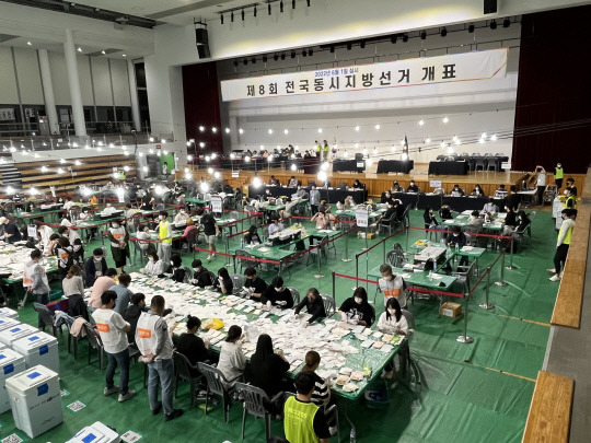 제8회 전국동시지방선거일인 1일 오후 대전시 동구 용운동 대전대학교 맥센터 체육관에 마련된 개표소에서 개표 작업이 진행되고 있다. 사진=김동희 기자