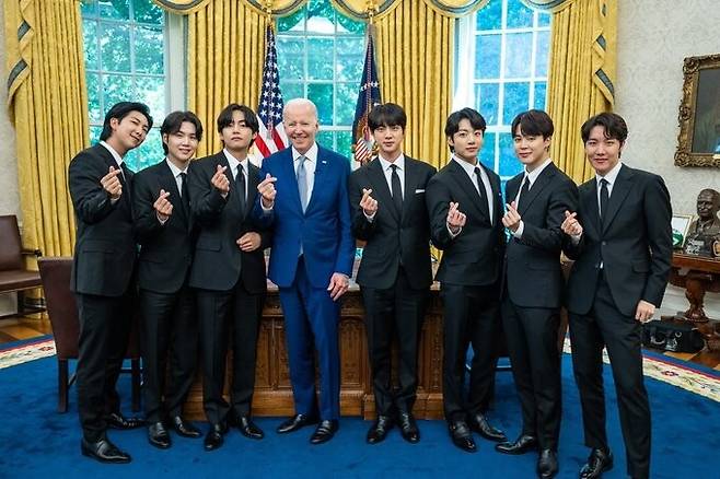 5월31일(현지시각) 미국 워싱턴DC 백악관에 아시아인 혐오 범죄에 대한 대응을 논의하기 위해 초청된 방탄소년단(BTS)이 조 바이든 미국 대통령과 기념 촬영하고 있다. 빅히트뮤직 제공