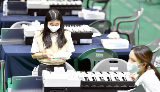 제8회 전국동시지방선거를 하루 앞둔 31일 오후 광주 서구 염주종합체육관에 설치된 서구선거관리위원회 개표소에서 개표요원들이 투표지분류기를 점검하고 있다. 뉴시스