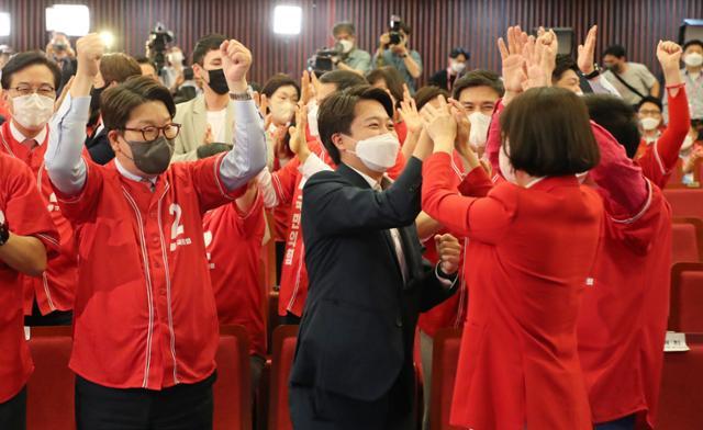 국민의힘 이준석 상임선거대책위원장을 비롯한 지도부가 1일 오후 서울 여의도 국회도서관에 마련된 당 개표상황실에서 6·1 지방선거 방송3사 출구조사 결과를 보고 환호하고 있다. 뉴스1