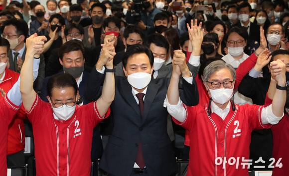 오세훈 국민의힘 서울시장 후보가 1일 서울 중구 프레스센터에 마련된 캠프 개표상황실에서 제8회 전국동시지방선거 출구조사 결과발표를 시청하며 기뻐하고 있다. [사진=국회사진취재단]