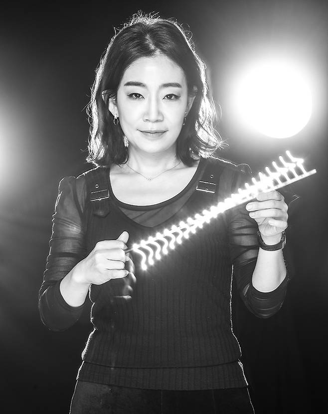 공연계에선 그를 '작은 거인'이라 칭한다. 김 감독은 이런 세간의 평에 대해 ″지휘봉은 저의 마술봉입니다. 그 순간만큼은 제가 마술사가 된 듯하니 그리들 이야기하는 것 같습니다″라고 했다.