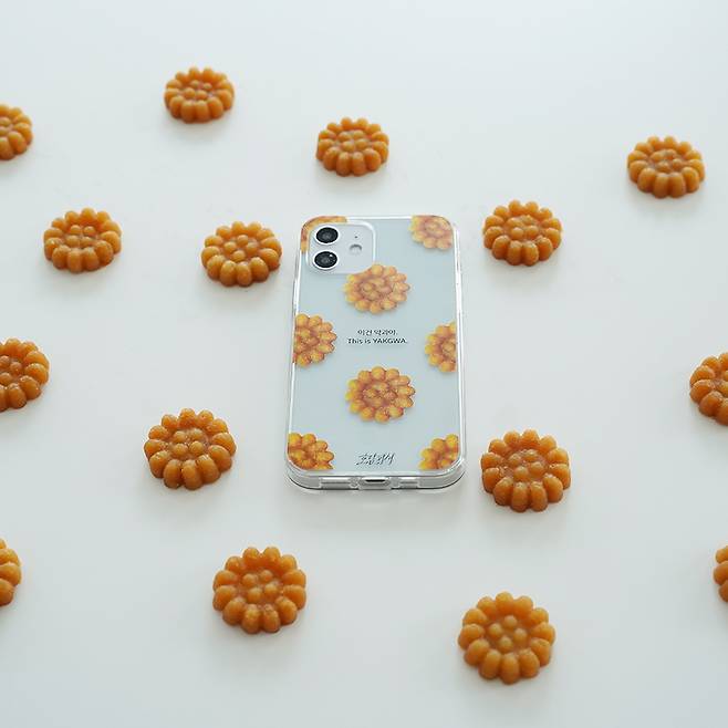 A phone case inspired by "yakgwa," a traditional Korean dessert (Hodampisi)