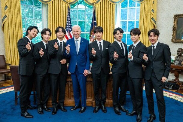 바이든 대통령과 BTS 멤버들이 '손가락 하트'를 하고 있는 모습. [사진 = 트위터 캡처]