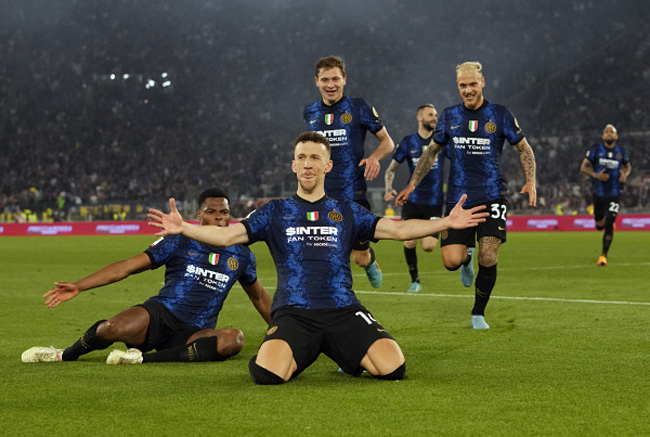 이반 페리시치(앞)가 새 시즌 인터 밀란을 떠나 토트넘 유니폼을 입게 됐다. 사진은 지난달 11일(현지시간) 이탈리아 로마의 올림피코 스타디움에서 열린 유벤투스와의 2021~2022시즌 코파 이탈리아 결승전에서 골을 넣고 기뻐하는 페리시치의 모습. AP 뉴시스