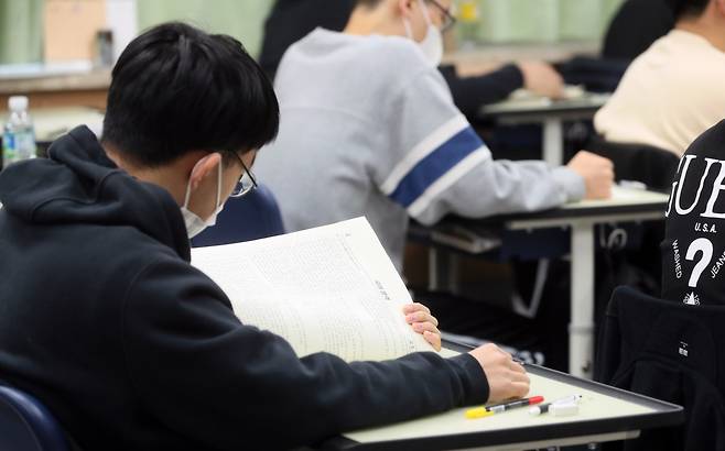 3월 전국연합학력평가가 전국적으로 실시된 24일 서울 송파구 잠신고에서 3학년 학생이 시험을 보고 있다. [연합]