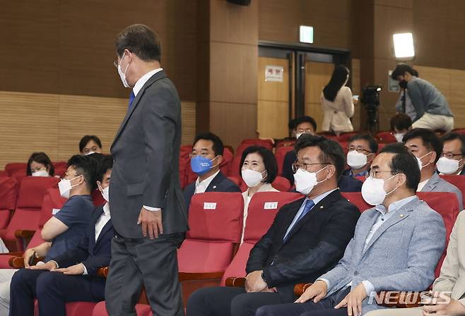 [서울=뉴시스] 전진환 기자 = 이재명 더불어민주당 총괄선거대책위원장이 1일 서울 여의도 국회 의원회관 대회의실에 마련된 더불어민주당 개표상황실을 방문해 개표 방송을 지켜본 뒤 상황실을 떠나고 있다. (공동취재사진) 2022.06.01. photo@newsis.com