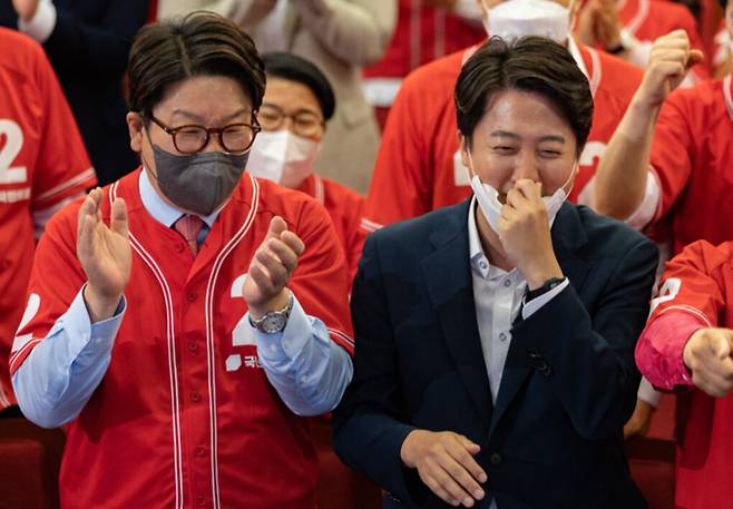 국민의힘 이준석 대표(오른쪽)와 권성동 원내대표가 1일 오후 서울 여의도 국회도서관에 마련된 제8회 전국동시지방선거 개표 상황실에서 출구조사 결과를 지켜보며 기뻐하고 있다. 뉴스1