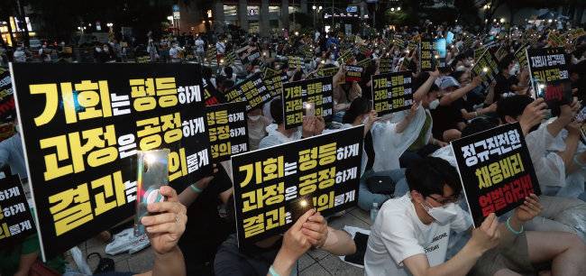 2020년 8월 1일 인천국제공항공사 노조원들이 서울 종로구 서린동 광통교 인근에서 비정규직의 정규직 전환 반대 집회를 열고 있다. [김재명 동아일보 기자]