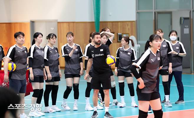 세자르 에르난데스 곤잘레스 감독(가운데)와 여자배구 대표팀 선수들이 지난달 25일 충북 진천선수촌에서 발리볼네이션스리그 출전을 앞두고 훈련을 하고 있다. 정지윤 선임기자