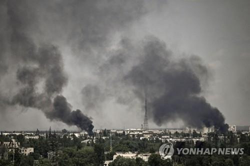 우크라 돈바스 요충지 세베로도네츠크서 치솟는 포연     (세베로도네츠크 AFP=연합뉴스) 지난 달 30일(현지시간) 러시아군과 우크라이나군 간 격렬한 교전이 이어지는 우크라이나 동부 루한스크주 도시 세베로도네츠크에서 검은 연기가 솟아오르고 있다. 2022.6.1
    leekm@yna.co.kr
(끝)