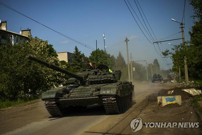 러군 총공세 속 도네츠크 거리 지나는 우크라군 탱크들 [AP 연합뉴스 자료사진. 재판매 및 DB 금지]