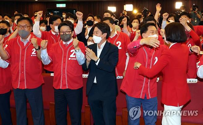 출구조사 방송에 환호하는 국민의힘 (서울=연합뉴스) 하사헌 기자 = 국민의힘 이준석 상임선대위원장, 권성동ㆍ김기현 공동선대위원장 등이 1일 서울 여의도 국회도서관에 마련된 ‘국민의힘 제8회 지방선거 개표상황실’에서 출구조사 방송을 시청하며 환호하고 있다. 2022.6.1 [국회사진기자단] toadboy@yna.co.kr