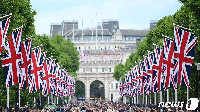1일(현지시간) 영국 런던 더 몰(The Mall)에 엘리자베스 2세 여왕의 플래티넘 주빌리(즉위 70주년) 행사를 앞두고 영국 국기가 바람에 펄럭이고 있다. © AFP=뉴스1 © News1 김예슬 기자
