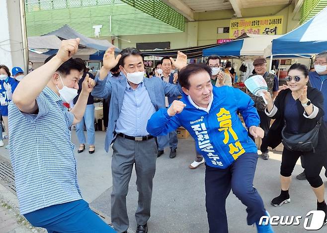 더불어민주당 송기섭 진천군수 당선인이 선거기간 춤사위를 하며 유권자들과 즐기고 있다.© 뉴스1