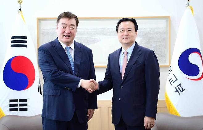 조현동 외교부 제1차관(오른쪽)과 싱하이밍 주한중국대사. (외교부 제공)© 뉴스1