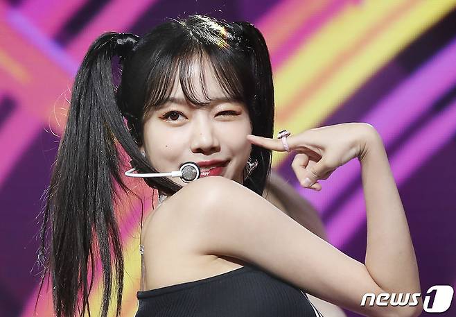 가수 조유리가 2일 오후 서울 광진구 광장동 예스24 라이브홀에서 가진 미니 1집 ‘오프스 넘버 22 와이 왈츠(Op.22 Y-Waltz : in Major)’ 쇼케이스에서 타이틀곡 ‘러브 쉿!’을 선보이고 있다. 2022.6.2/뉴스1 © News1 권현진 기자