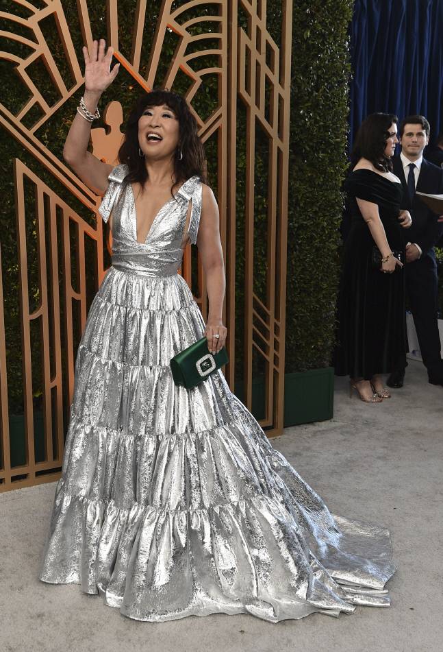 2022년 2월 27일(현지시간) 열린 제28회 미국 배우조합상 시상식에 참석한 산드라 오. AP연합뉴스.. 이날 넷플릭스 드라마 ‘오징어 게임’의 정호연, 이정재가 각각 주연상을 수상하자 산드라 오는 한달음에 달려와 두 사람을 격려했다.