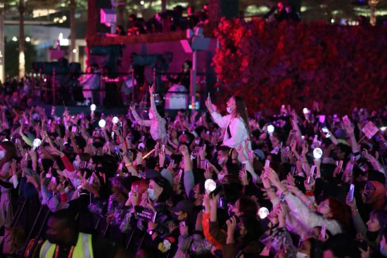 지난 1월 두바이 엑스포 쥬빌리공원에서 열린 K-POP 콘서트에서 관람객들이 공연을 보며 환호하고 있다. [이미지출처=연합뉴스]