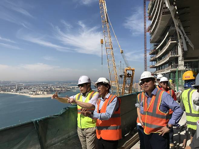 김석준 쌍용건설 회장(왼쪽 첫번째)이 지난 2020년 9월 두바이 로얄 아틀란티스 건설 현장을 둘러보고 있다. / 쌍용건설 제공.