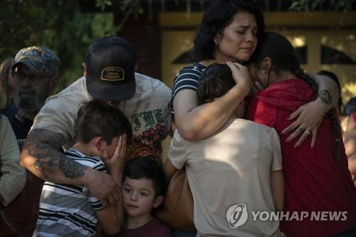 텍사스주 초등학교 총격 희생자들을 추모하는 주민과 아이들. <AP=연합뉴스>