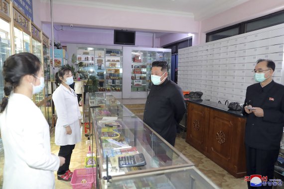 지난달 15일 북한 김정은 조선노동당 총비서 겸 국무위원장이 평양 내 약국을 방문하고 있다. 사진=조선중앙TV 캡처