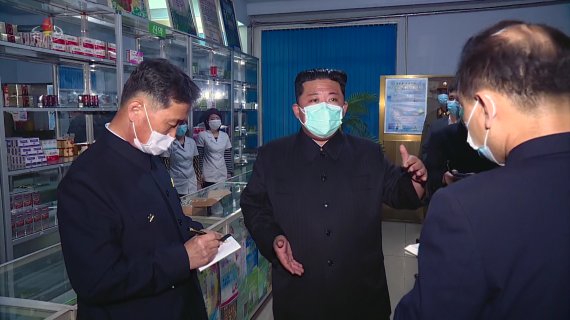 지난달 17일 북한 조선중앙TV는 김정은 조선노동당 총비서 겸 국무위원장이 같은 달 15일 평양 내 약국을 방문했다고 보도했다. 사진=조선중앙TV 캡처