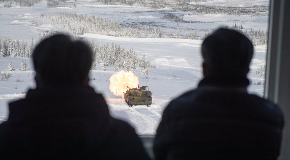 지난 2월16일(현지시간) 노르웨이군 레나 기지에서 주력전차 사업 동계시험평가의 일환으로 국산 K2 전차 사격시험이 진행되고 있다. 사진=국방부 제공
