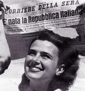 이탈리아 공화국 탄생 소식을 알리는 호외를 든 1962년 6월의 한 시민. destinorepublicano.wordpress.com/