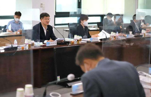 이기일(왼쪽) 보건복지부 제2차관이 2일 서울 서초구 국제전자센터에서 열린 '2022년 제12차 건강보험정책심의위원회'에서 발언하고 있다. 보건복지부 제공