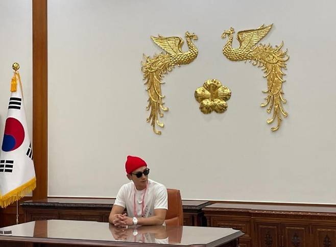 Rain hints at his upcoming solo performance at Cheong Wa Dae on Instagram. (Rain’s Instagram)