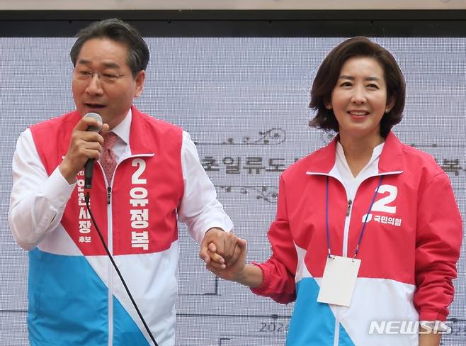 [인천=뉴시스] 김동영 기자 = 국민의힘 유정복 인천시장 후보와 나경원 전 의원이 20일 오후 인천 계양구 계양산전통시장에서 두손을 맞잡고 시민과 상인들에게 지지를 호소하고 있다. 2022.05.20. dy0121@newsis.com