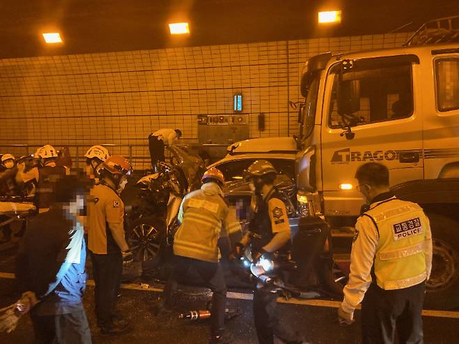 부산 수정터널에서 5중 추돌사고가 일어나 3명이 다쳤다. 부산경찰청 제공