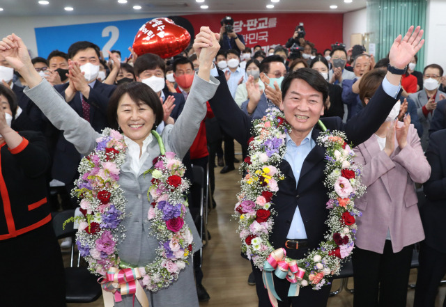 ▲경기 성남 분당갑 국회의원 보궐선거에 출마한 국민의힘 안철수 후보가 1일 오후 당선이 확실시 되자 분당 선거사무소에서 꽃을 받아들고 세리머니를 하고 있다. ⓒ연합뉴스