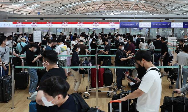 지난 1일 영종도 인천국제공항 제1여객터미널 출국장의 태국 방콕행 항공편 카운터가 여행객들로 붐비고 있다. 연합뉴스