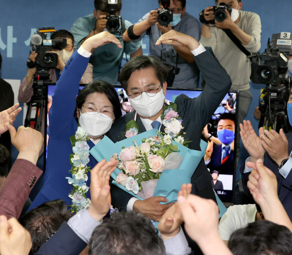 더불어민주당 김동연 경기도지사 후보가 2일 오전 경기도 수원시 팔달구 선거사무소에서 당선이 확실시되자 부인 정우영씨와 함께 지지자들에게 감사 인사를 하고 있다. 연합뉴스