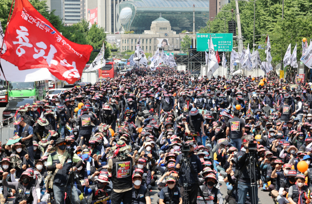민주노총 화물연대가 지난달 28일 숭례문 앞 도로에서 총파업 결의 대회를 하고 있다. 연합뉴스
