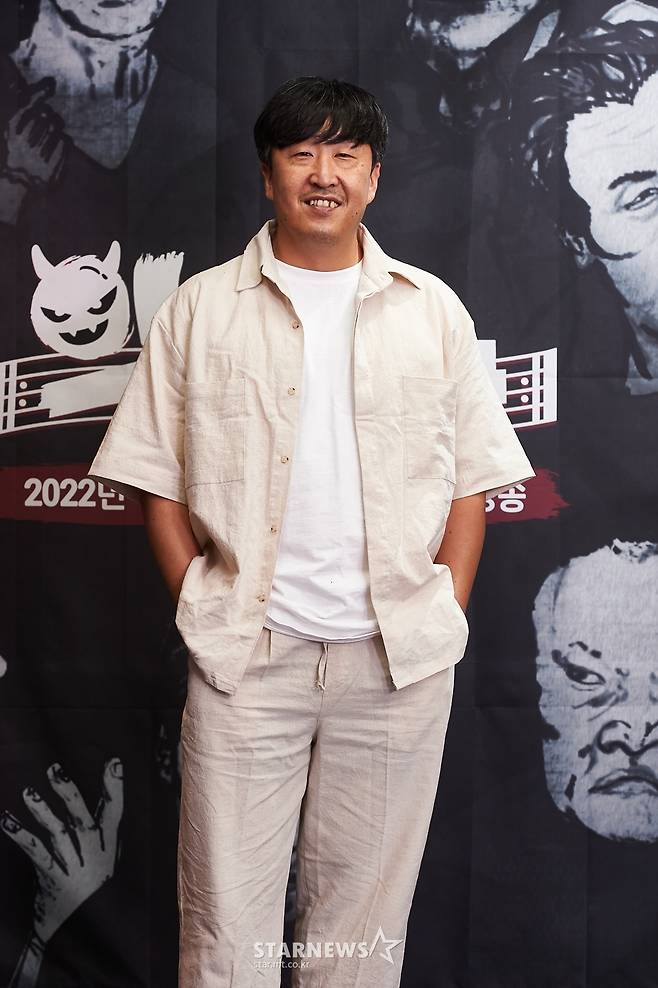 배우 현봉식이 2일 오후 온라인 생중계로 진행된 MBC 새 예능 '악카펠라' 제작발표회에 참석해 포즈를 취하고 있다.  겉모습은 거칠어도 마음은 한없이 부드러운 대한민국 최고의 악역 배우들이 아카펠라에 도전하는 상상초월 음악(惡) 예능 '악카펠라'는 오늘(2일) 첫 방송된다. /사진제공=MBC 2022.06.02 /사진=이동훈 기자 photoguy@