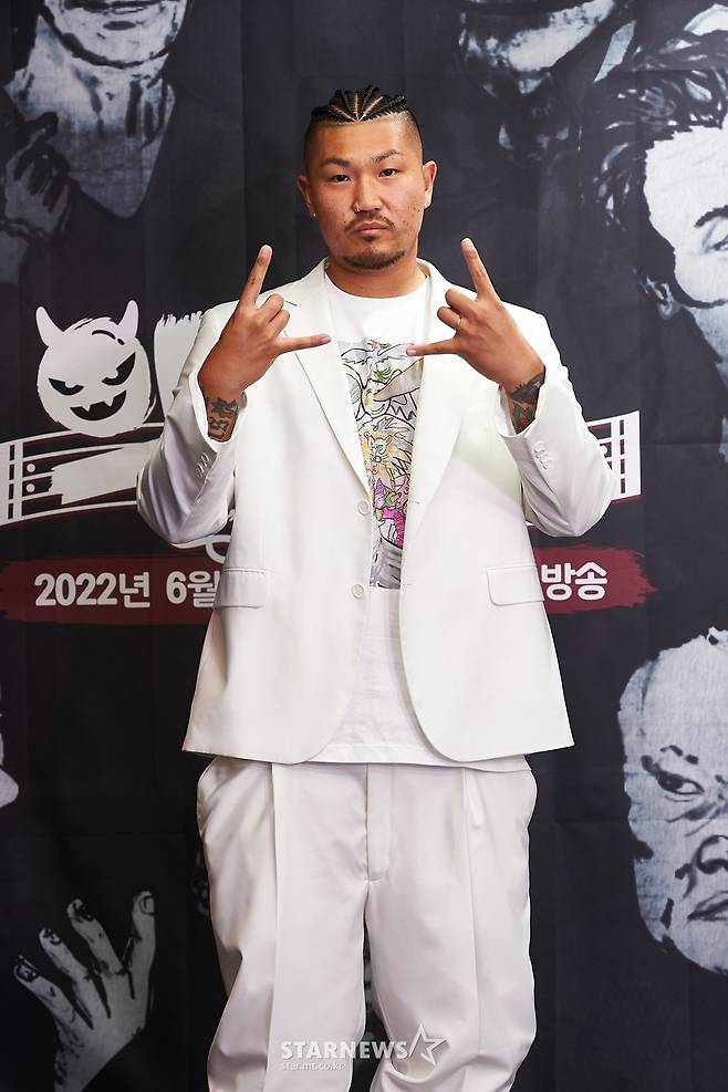 가수 던밀스가 2일 오후 온라인 생중계로 진행된 MBC 새 예능 '악카펠라' 제작발표회에 참석해 포즈를 취하고 있다.  겉모습은 거칠어도 마음은 한없이 부드러운 대한민국 최고의 악역 배우들이 아카펠라에 도전하는 상상초월 음악(惡) 예능 '악카펠라'는 오늘(2일) 첫 방송된다. /사진제공=MBC 2022.06.02 /사진=이동훈 기자 photoguy@