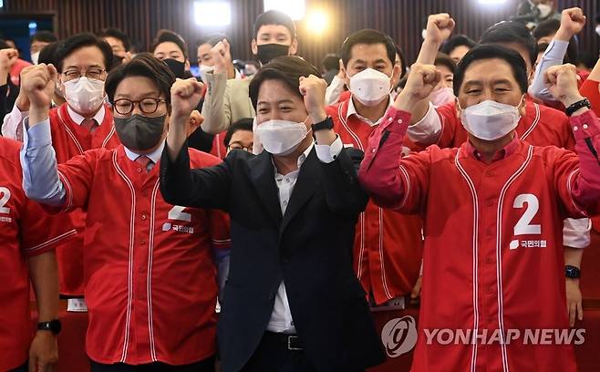 환호하는 국민의힘 지도부 (서울=연합뉴스) 하사헌 기자 = 국민의힘 이준석 상임선대위원장, 권성동 공동선대위원장 등이 1일 서울 여의도 국회도서관에 마련된 '국민의힘 제8회 지방선거 개표상황실'에서 출구조사 방송을 시청하며 환호하고 있다. 2022.6.1 [국회사진기자단] toadboy@yna.co.kr