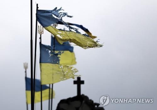 바람에 날리는 찢어진 우크라이나 국기 [EPA 연합뉴스 자료사진. 재판매 및 DB 금지]