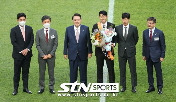 윤석열 대통령이 2일 서울 마포구 서울월드컵경기장에서 열린 대한민국과 브라질 축구 국가대표팀 친선경기에 앞서 손흥민에게 체육훈장 청룡장을 수여한 뒤 주요 내빈들과 기념촬영을 하고 있다. 왼쪽부터 안정환, 정몽규 대한축구협회장, 윤 대통령, 손흥민, 박지성, 박보균 문화체육관광부 장관. 사진｜뉴시스