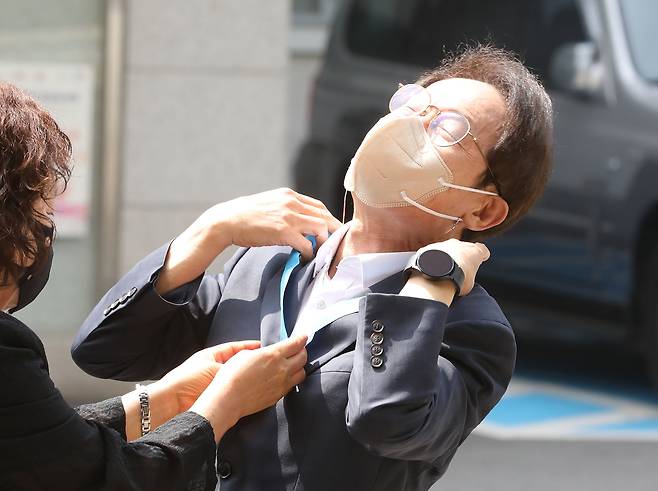 조희연 서울시교육감이 2일 서울 서대문구 서울시교육청으로 출근하며 소년체전 금메달을 전달받고 있다. 조 교육감은 직선제 도입 이후 첫 3선 교육감이 됐다. /뉴스1