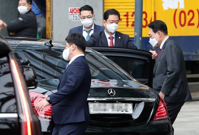 윤석열 대통령이 지난 3월 11일 오전 공식일정을 소화하기 위해 서울 서초구 자택에서 나와 차량에 오르고 있다. 뉴스1