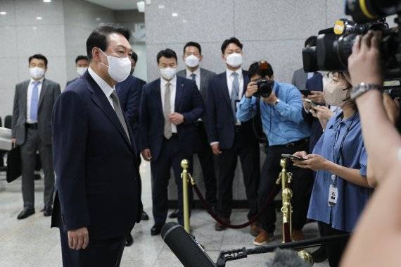 윤석열 대통령이 3일 오전 용산 대통령실 청사로 출근하며 취재진의 질문에 답하고 있다. 사진=뉴스1
