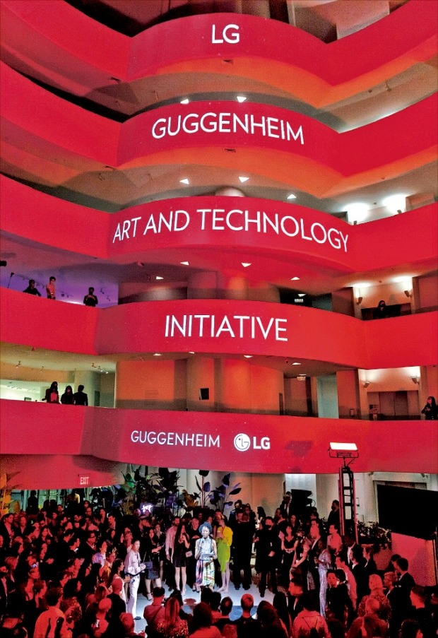 LG 계열사들은 1일(현지시간) 미국 뉴욕 구겐하임 미술관에서 ‘LG·구겐하임 글로벌 파트너십’을 발표했다. 사진은 구겐하임 미술관의 수석큐레이터가 파트너십 내용을 소개하는 모습.  /㈜LG 제공