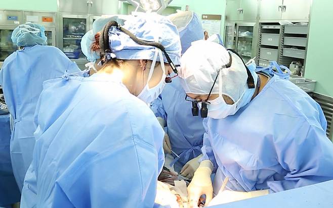 간이식은 ‘장기이식의 꽃’으로 불린다. 간담췌외과 유영경 교수(오른쪽)가 간이식 수술을 집도하고 있다. 서울성모병원 제공