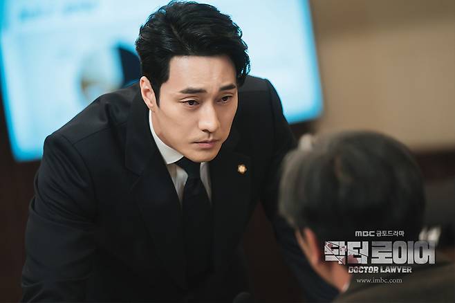 So Ji-sub stars as medical lawsuit attorney Han Yi-han in “Doctor Lawyer.” (MBC)